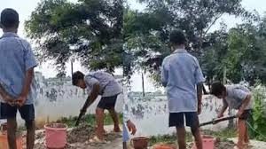 हेडमास्टर ने छात्रों को पकड़ाया फवड़ा, स्कूल में बनवाया सीमेंट बालू का मसाला, जानें मामला