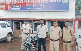 बुलेट पर रोमांस करने वाला कपल गिरफ्तार, वीडियो वायरल होने पर पुलिस ने की कार्रवाई