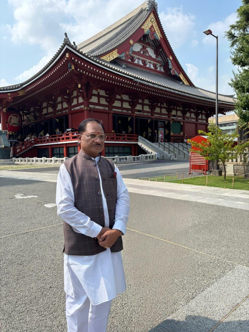 मुख्यमंत्री साय ने जापान पहुंचने के बाद सबसे पहले टोक्यो स्थित ऐतिहासिक असाकुसा मंदिर में की पूजा-अर्चना