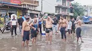 कोरबा के जलमग्न फोरलेन में नहाए व्यापारी