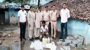 बलौदाबाजार में आबकारी विभाग की बड़ी कार्रवाई.69 लीटर अवैध महुआ शराब और 1320 किलो लाहन जब्त.