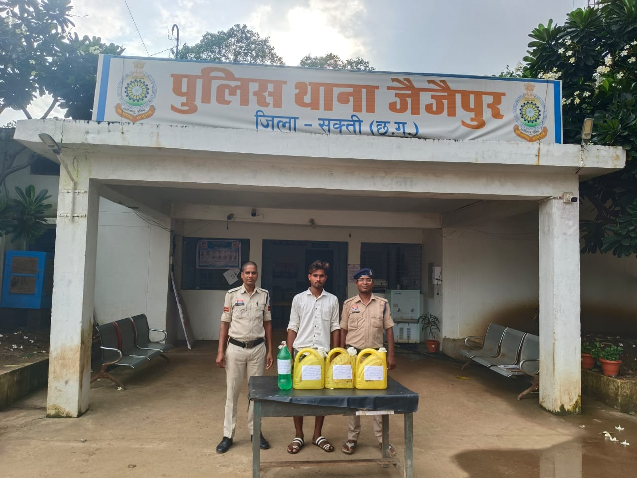 अवैध शराब के साथ आरोपी गिरफ्तार