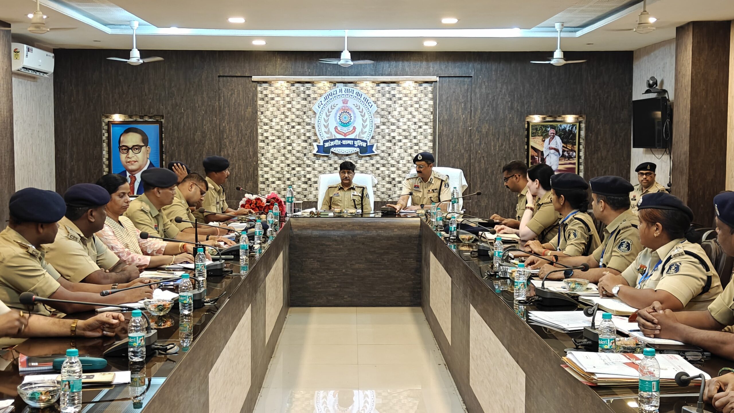 पुलिस महानिदेशक छत्तीसगढ़ अरुण देव गौतम द्वारा ली गई बिलासपुर रेंज के 04 जिले के SP एवं जिले के राजपत्रित अधिकारियों की समीक्षा बैठक