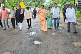NH-30 की जर्जर सड़कों पर उतरे कांग्रेसी विधायक, पूर्व मंत्री बोले- सरकार नहीं सुधरी तो खुद करेंगे मरम्मत