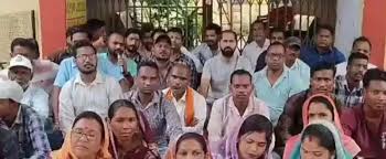 भ्रष्ट अधिकारी की नियुक्ति पर जनपद कार्यालय में हंगामा, ताला बंदी