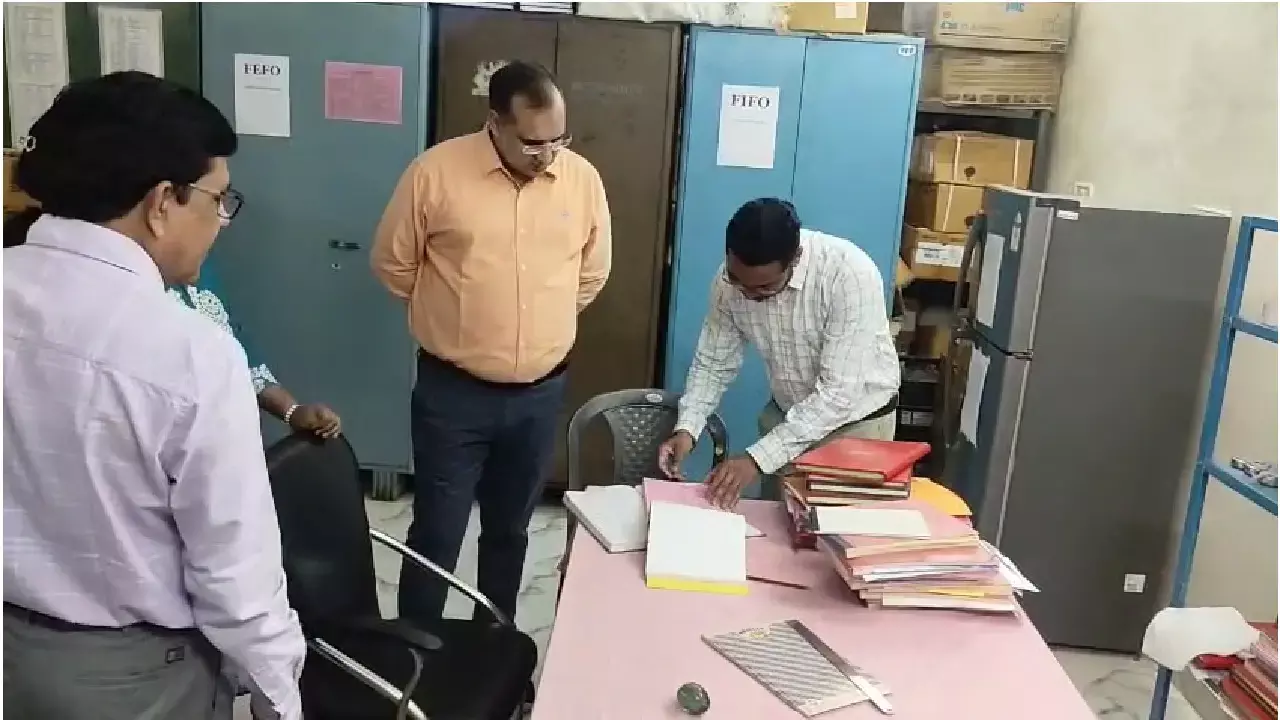 एक्शन में प्रभारी सचिव: स्कूल और अस्पताल में सुविधाओं का लिया जायजा, बेहतर व्यवस्था के दिए निर्देश