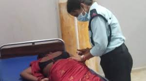 CMHO की नौकरी खतरे में, इंजेक्शन लगा रही महिला गार्ड मामले में कलेक्टर ने थमाया नोटिस