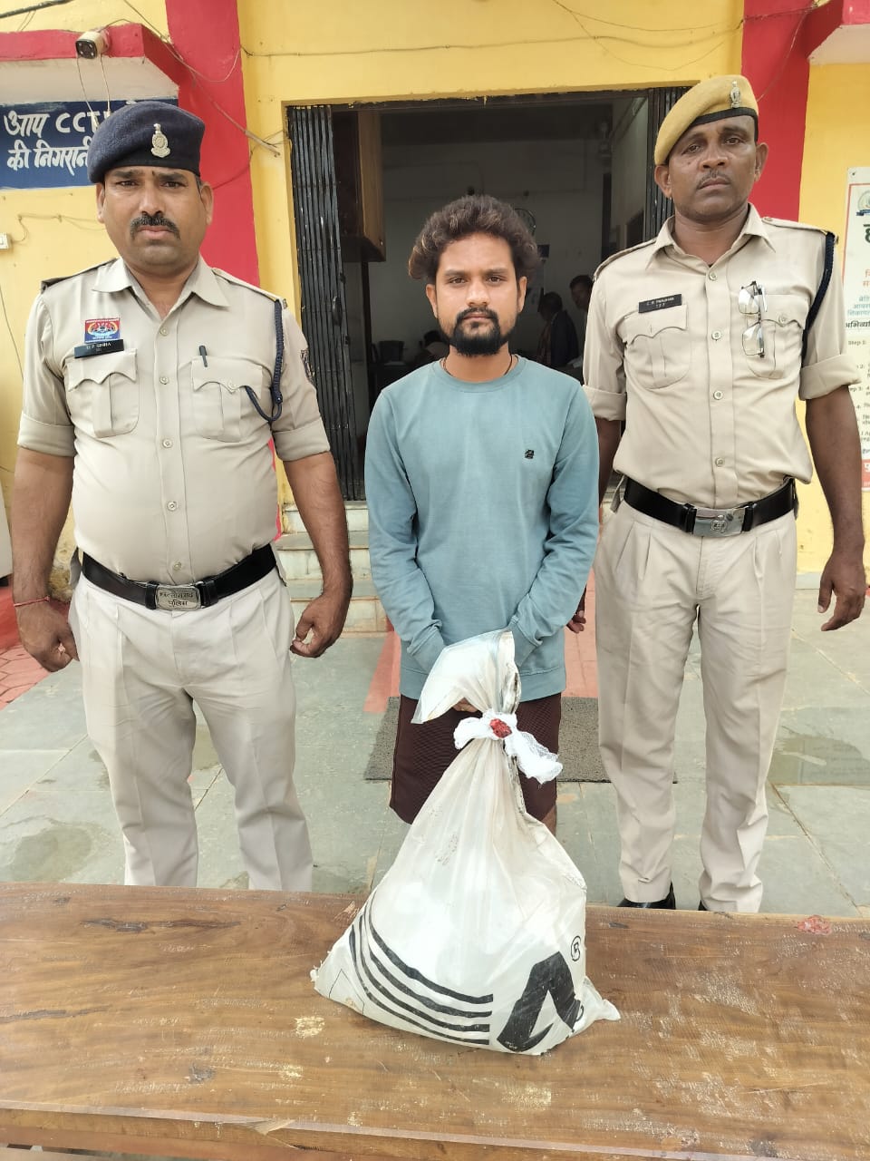 08 लीटर अवैध कच्ची महुआ शराब के साथ आरोपी गिरफ्तार पामगढ़ पुलिस की त्वरित कार्यवाही