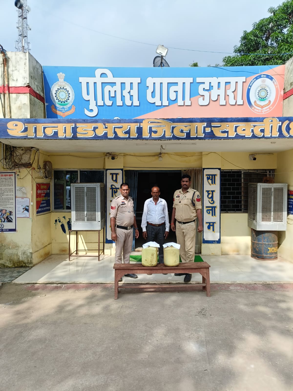 डभरा पुलिस की लगातार कार्यवाही : 30 लीटर कच्ची महुआ शराब के साथ आरोपी गिरफ्तार