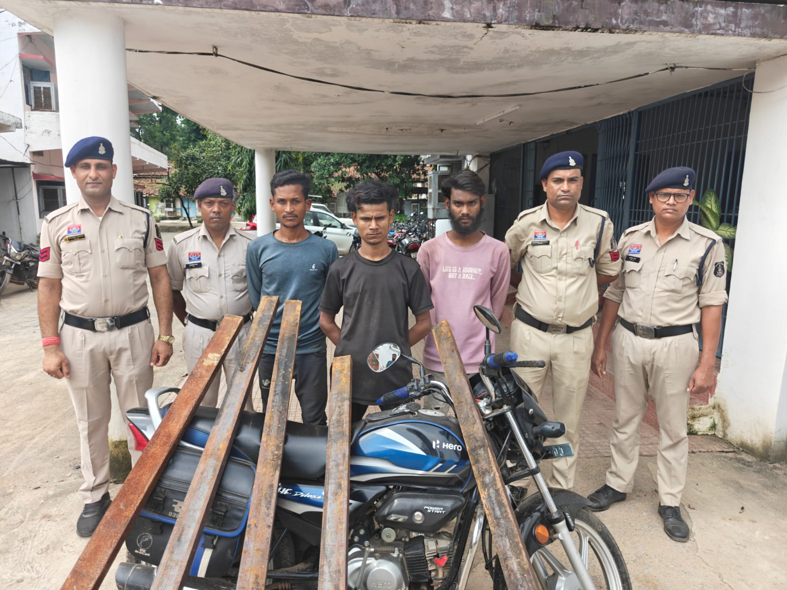 चैनल गाटर चोरी करने वाले 03 आरोपी गिरफ्तार
