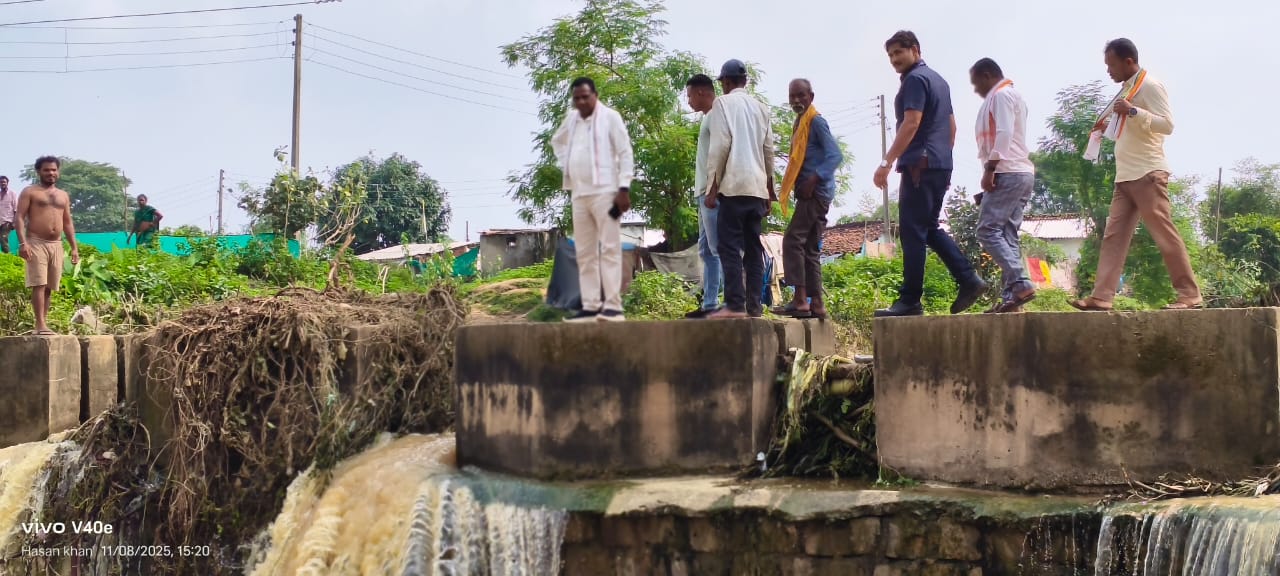 स्टापडेम के पिल्हरों को कूदकर ग्रामीणों से मुलाकात करने पहुंचे विधायक जनक ध्रुव, लोगों ने अपनी समस्याओं से कराया अवगत