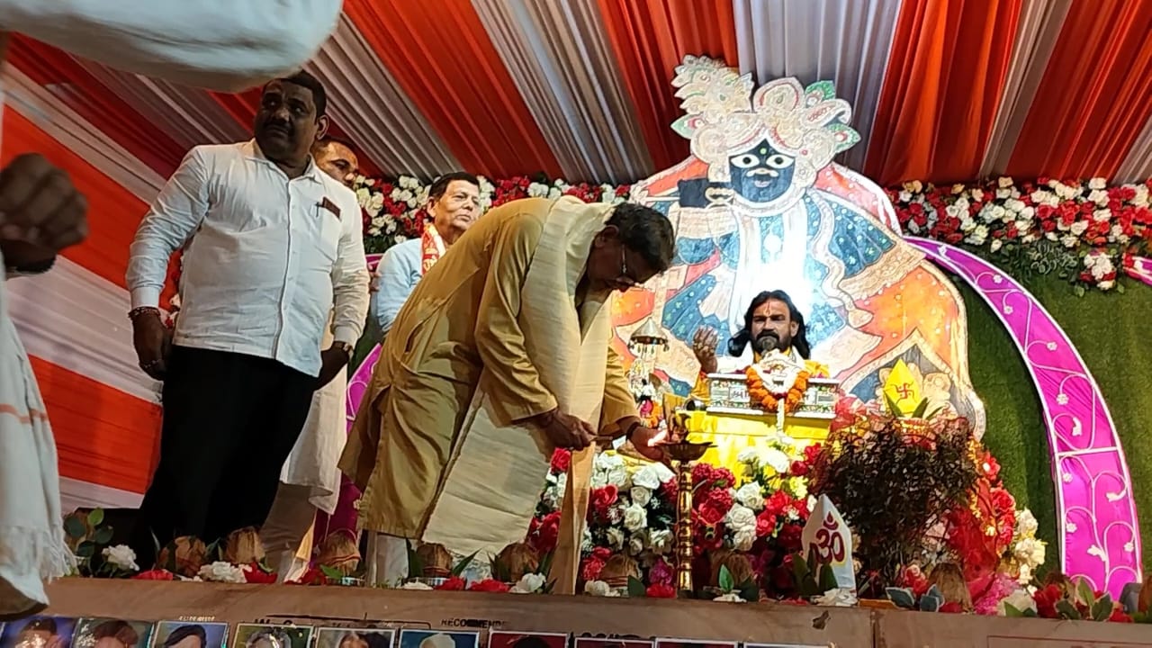 नेता प्रतिपक्ष डॉ चरण दास महंत पहुचें भागवत कथा श्रवण करने भागवत महापुराण की पूजा अर्चना कर लियाआशीर्वाद