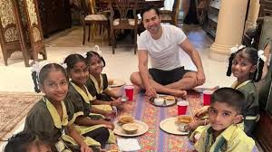 नवरात्रि पर Varun Dhawan के दिखे संस्कार, कंजकों के साथ ये तस्वीरें खुश कर देंगी आपका दिल