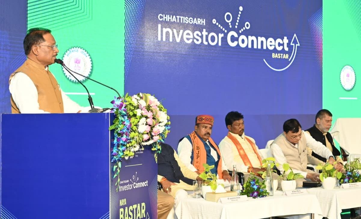 बड़े सार्वजनिक निवेशों के साथ-साथ लगभग ₹1,000 करोड़ का निजी निवेश भी सेवा क्षेत्र और एमएसएमई: लगभग ₹52,000 करोड़ की प्रतिबद्धताओं के साथ बस्तर औद्योगिक और सामाजिक-आर्थिक परिवर्तन का बन रहा नया केंद्र