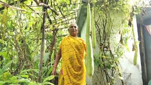 धमतरी के किसान ने जैविक खेती से किया कमाल, खेत में उगाई 6 फीट की लौकी, तीन फीट की बरबट्टी