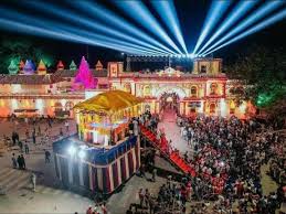 छत्तीसगढ़ के बस्तर दशहरा का मुख्य आकर्षण होता है दुमंजिला रथ, इसके निर्माण करने वालाें काे मिलती है सजा
