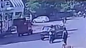 तेज रफ्तार कार ने बाइक को लिया चपेट में, चालक उलछकर गिरा सड़क पर, सीसीटीवी में कैद हुई घटना…