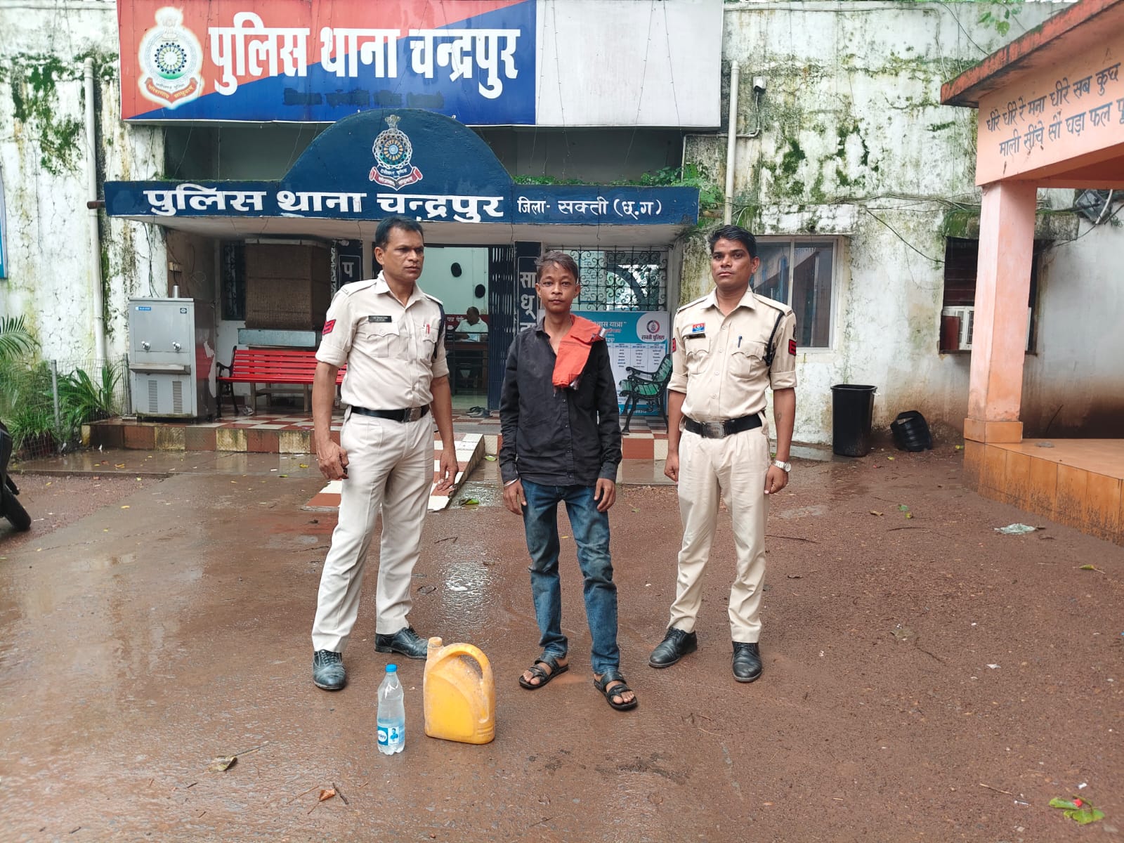 06 लीटर कच्ची महुआ शराब के साथ आरोपी गिरफ्तार चन्द्रपुर पुलिस की लगातार कार्यवाही