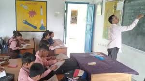 सरकारी स्कूल में ससुर की जगह बच्चों को पढ़ा रहा दामाद, बिलासपुर में शिक्षा विभाग की बड़ी लापरवाही आई सामने