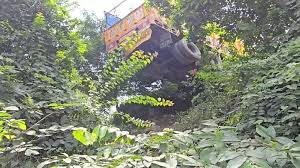 केशकाल घाट में पेड़ से लटका ट्रक, बड़ी दुर्घटना टली