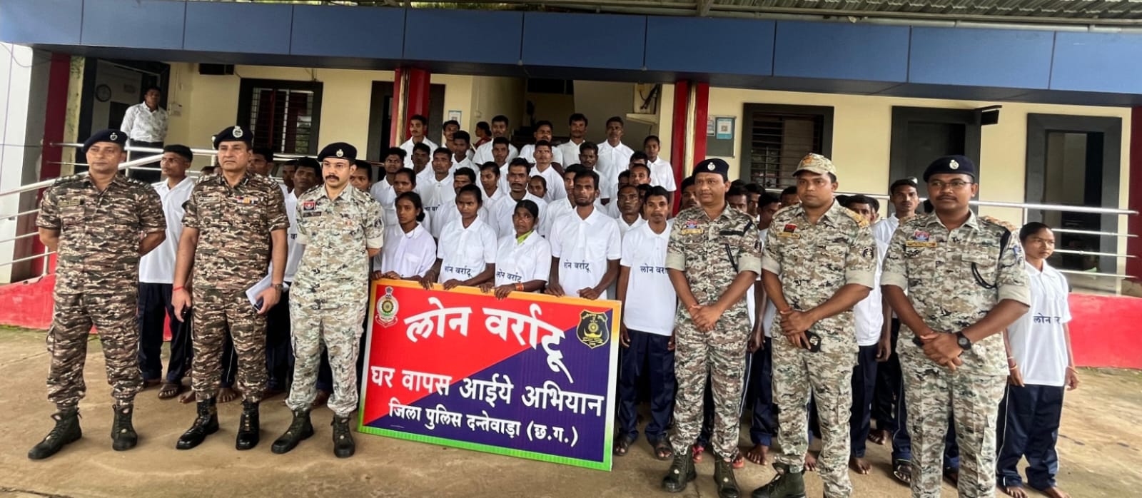 लोन वर्राटू अभियान से प्रभावित होकर दंतेवाड़ा जिले में 71 माओवादियों ने किया आत्मसमर्पण