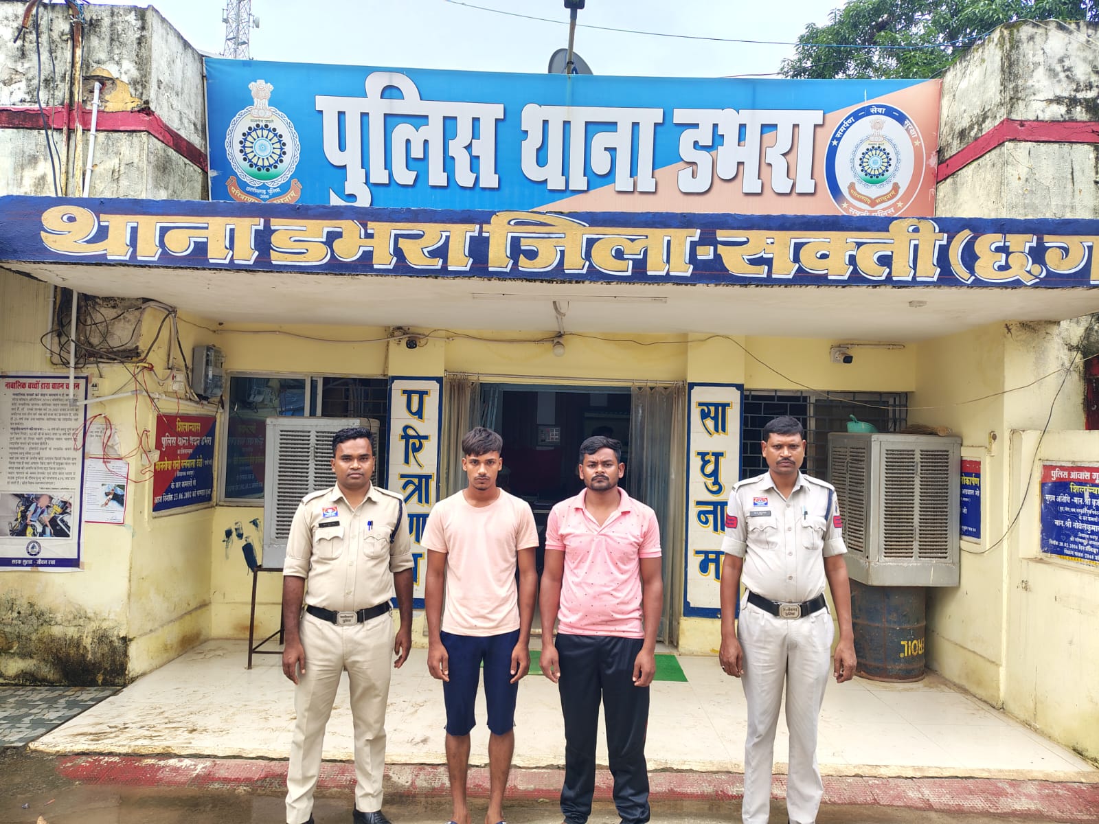 वीडियो वायरल करने का धमकी देकर दुष्कर्म करने वाले 02 आरोपी सहित 01 विधि से संघर्षरत बालक गिर०