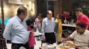 डॉक्टर ने खाने में ऑर्डर किया वेज बिरयानी, कॉकरोच मिलने पर हंगामा