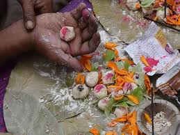 तर्पण करते समय रखें इन बातों का ध्यान, बरसेगी पितरों की कृपा और दूर होगी हर परेशानी