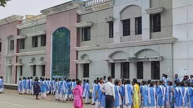 कलेक्टर का रवैया देखकर भड़की छात्राएं, पहुंची थी शिकायत लेकर