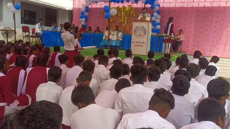 छात्र छात्राओं को साइबर फ्राड, यातायात नियम और नशा मुक्ति के सम्बन्ध मे जानकारी देकर जागरूक किया गया