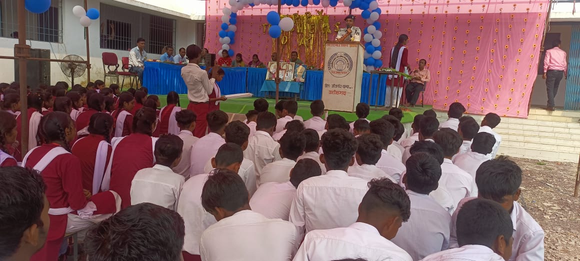 छात्र छात्राओं को साइबर फ्राड, यातायात नियम और नशा मुक्ति के सम्बन्ध मे जानकारी देकर जागरूक किया गया