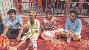 मां ने सुनीं मां की पुकार, मृत नवजात को दिया जीवनदान तो हाथों में दीये लेकर घुटनों के बल मंदिर पहुंची महिला