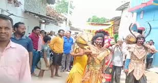 आगे ‘यमराज’ पीछे अर्थी, ढोल नगाड़े और नाचते गाते लोग, पहली बार किसी बुजुर्ग की ऐसी अंतिम यात्रा