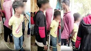 दुकान से बिस्किट चुराने के आरोप में किशोर को खंभे से बांधकर बेरहमी से पीटा