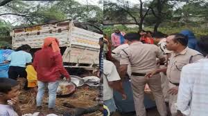 श्रद्धालुओं से भरी पिकअप पलटी, एक की मौत, 17 घायल