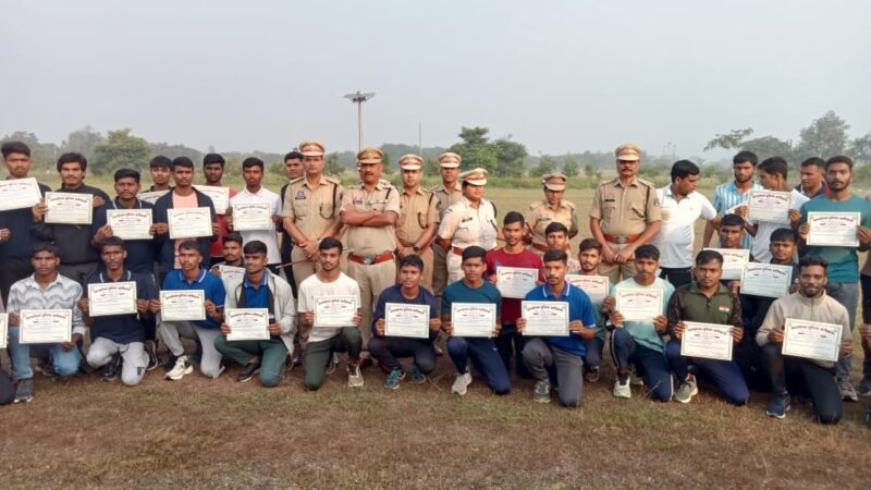 नवरात्रि पर्व के दौरान यातायात पार्किंग व्यवस्था में सहयोग करने वाले गणमान्य नागरिक सहित कुल 79 व्यक्तियों को पुलिस अधीक्षक श्री विजय कुमार पाण्डेय (IPS) ने प्रशस्ति पत्र देकर किया सम्मानित
