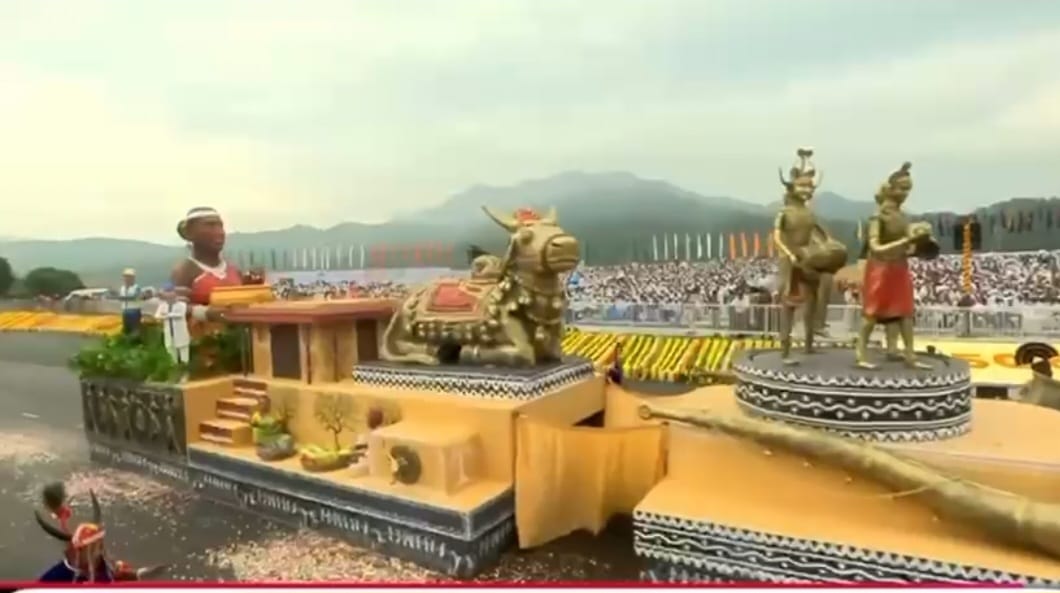 गुजरात की धरती पर बस्तर का सम्मान — एकता परेड में छत्तीसगढ़ की झांकी ने दिखाया विकास का नया मॉडल