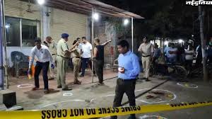 ऑफिस में गूंजे फायरिंग के धमाके, दो युवक हुए घायल, नकाबपोश हमलावर बाइक से आए और फरार हुए