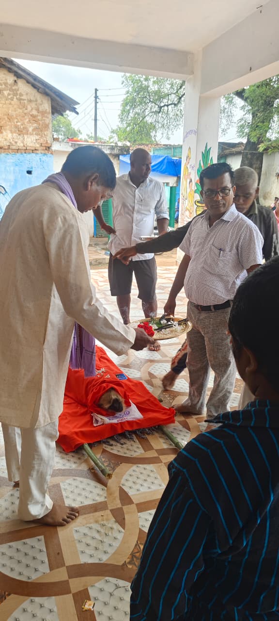 कोटेतरा में धार्मिक रीति-रिवाज से अंतिम संस्कार, बंदर की मौत से ग्रामवासियों शोक में डूबे
