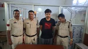 10 घंटे का पुलिस ऑपरेशन— पुलिस ने ब्लैकमेलर को धर दबोचा..रेसिस्ट को जेल