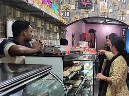होटलों में खाद्य विभाग की रेड, मिठाइयों के सैंपल लिए गए