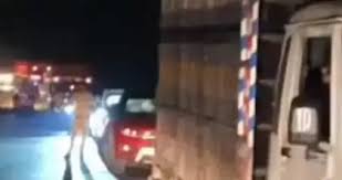 पुल के रेलिंग पर खड़ा था युवक, सीमेंट लोड ट्रक ने कुचला