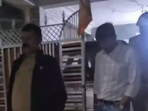 अमित बघेल को पकड़ने टिकरापारा में पुलिस की रेड