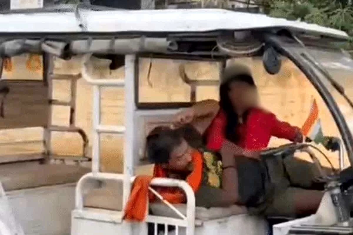 नहीं हुआ कंट्रोल तो बीच सड़क पर ई रिक्शा रोककर शुरू हो गए युवक-युवती, सड़क पर चलने वालों ने देखा लाइव रोमांस