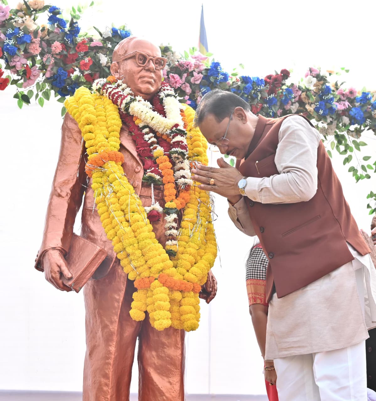 मुख्यमंत्री साय ने संविधान दिवस के अवसर पर डॉ. भीमराव अंबेडकर की प्रतिमा पर माल्यार्पण कर किया नमन