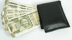Vastu Tips for Money: जेब में नहीं रुकता पैसा, तो ये वास्तु टिप्स आएंगे आपके काम