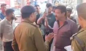 गोलबाजार में अतिक्रमण हटाने के दौरान एएसपी ट्रैफिक और व्यापारियों में विवाद, वीडियो वायरल
