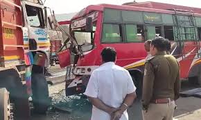 रायगढ़ में बस और ट्रक की भिड़ंत: आमने- सामने की टक्कर में 15 लोग हुए जख्मी, ड्राइवर मौके से फरार