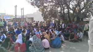 गाय के बछड़े की हत्या का प्रयास, आक्रोशित लोगों ने किया बंद का आव्हान, शहर में मांस बिक्री बंद कराने की मांग…