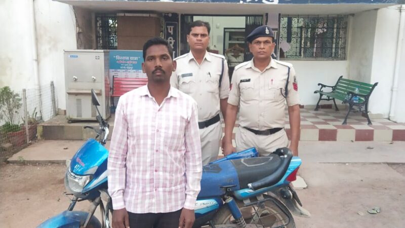 20 लीटर कच्ची महुआ शराब के साथ आरोपी गिरफ्तार